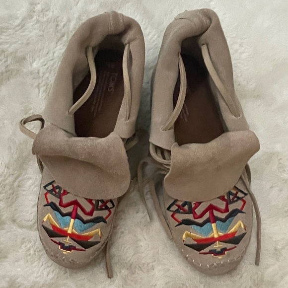 TOMS Embroidered Moccasins - Picture 2 of 4